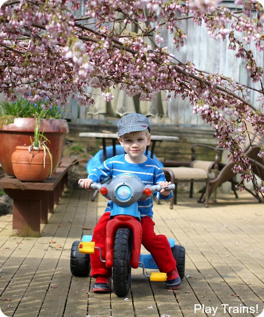 Cherry Blossom Tunnel: Outdoor Spring Activity for Kids from Play Trains! A fun combination of gross motor and sensory play.