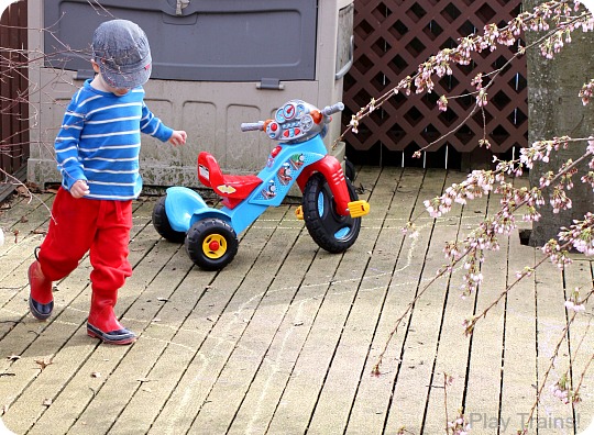 Cherry Blossom Tunnel: Outdoor Spring Activity for Kids from Play Trains! A fun combination of gross motor and sensory play.