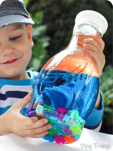 KID SAFE Two-Color Oil and Water Discovery Bottles @ Play Trains! http://play-trains.com/two-color-oil-and-water-discovery-bottles/ These vibrant discovery bottles contain no lamp oil, using all edible ingredients to make them safe for young children to make themselves!