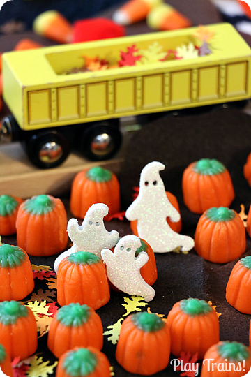 Quick and Easy Halloween Train Layout Ideas from Play Trains!