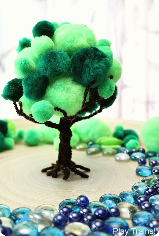 ACTIVITIES FOR KIDS: DIY GAME DAY POMPOMS - The Inspired Treehouse