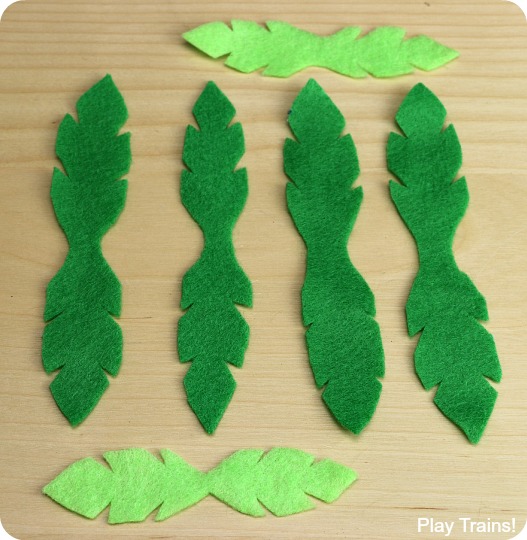 DIY pipe cleaner palm trees -- can be an interactive summer small world element or simply a cute craft!